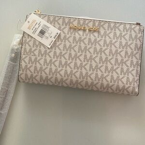 Micheal Kors Signature Logo Jet Set Travel Continental Wristlet